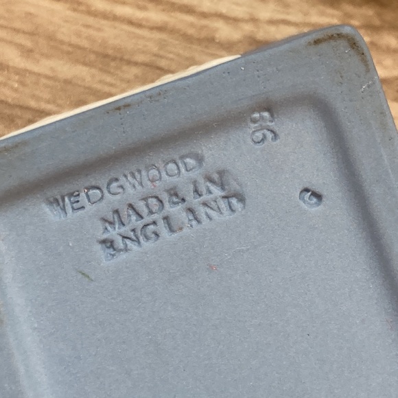 Wedgwood England jasperware vesta match box and heart plate - Picture 10 of 16